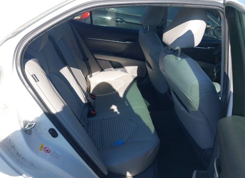 Photo 8 of 2018 Toyota Camry SE (VIN 4T1B11HK7JU620609)