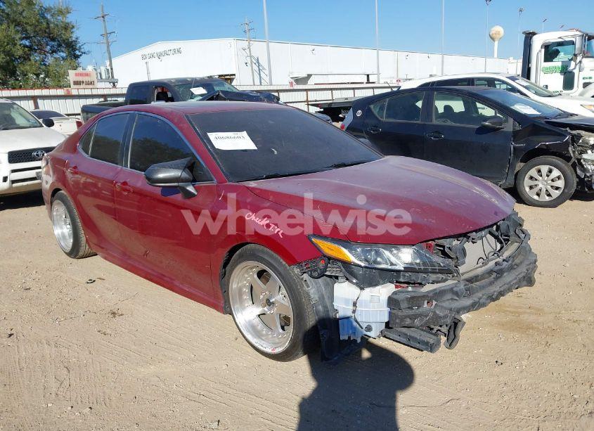 2018 Toyota Camry SE (VIN 4T1B11HK7JU633263) main photo