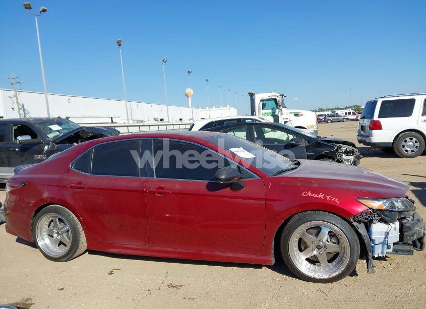 Photo 14 of 2018 Toyota Camry SE (VIN 4T1B11HK7JU633263)