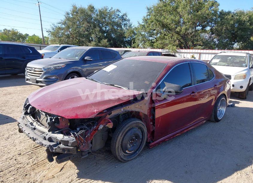 Photo 2 of 2018 Toyota Camry SE (VIN 4T1B11HK7JU633263)