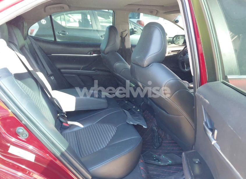 Photo 8 of 2018 Toyota Camry SE (VIN 4T1B11HK7JU633263)