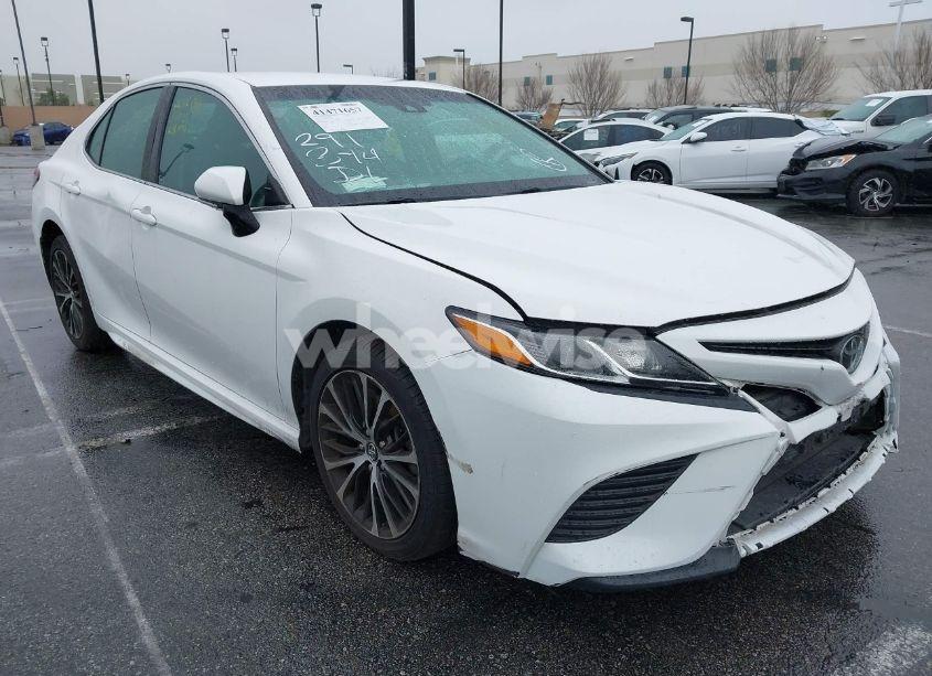 2018 Toyota Camry SE (VIN 4T1B11HK7JU652444) main photo