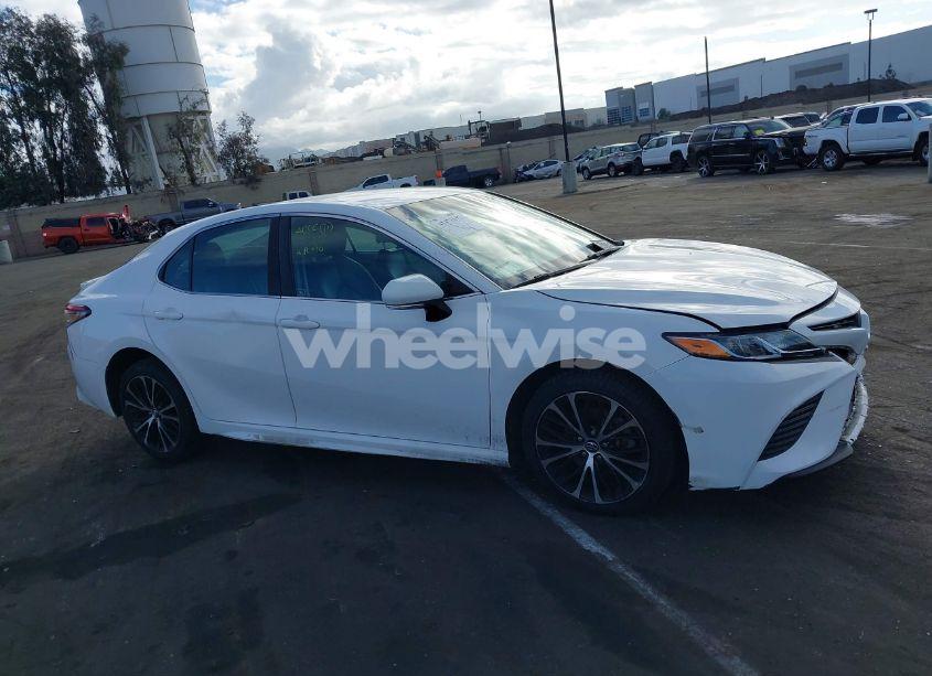 Photo 14 of 2018 Toyota Camry SE (VIN 4T1B11HK7JU652444)