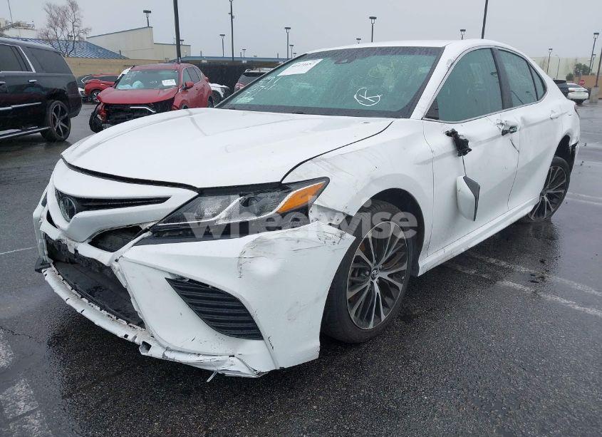Photo 2 of 2018 Toyota Camry SE (VIN 4T1B11HK7JU652444)