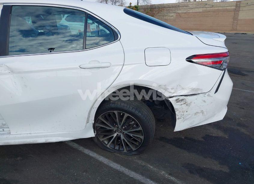 Photo 6 of 2018 Toyota Camry SE (VIN 4T1B11HK7JU652444)