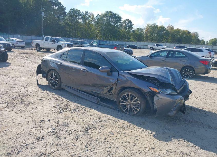 2018 Toyota Camry SE (VIN 4T1B11HK7JU671723) main photo