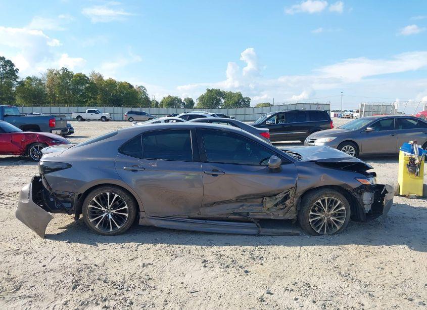 Photo 14 of 2018 Toyota Camry SE (VIN 4T1B11HK7JU671723)