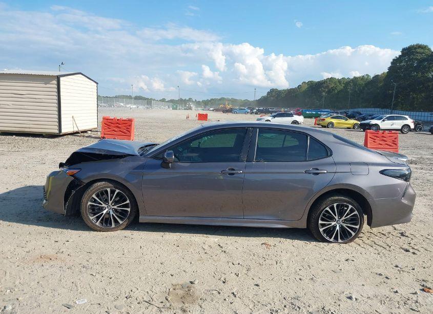 Photo 15 of 2018 Toyota Camry SE (VIN 4T1B11HK7JU671723)