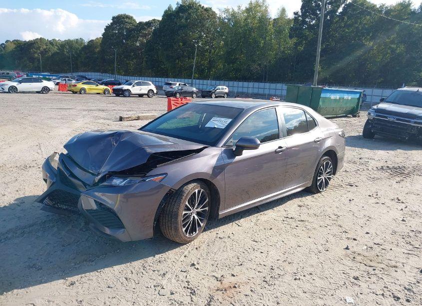 Photo 2 of 2018 Toyota Camry SE (VIN 4T1B11HK7JU671723)