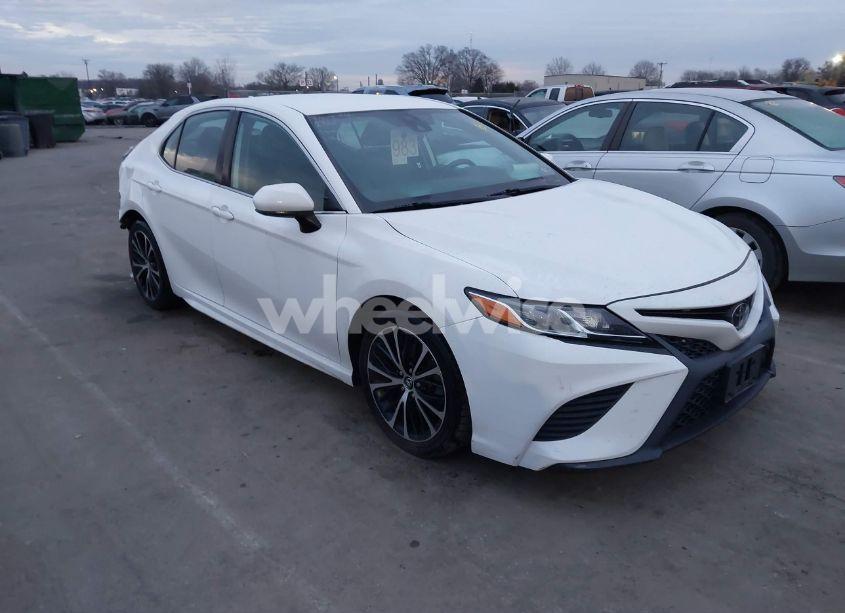 2019 Toyota Camry SE (VIN 4T1B11HK7KU187746) main photo