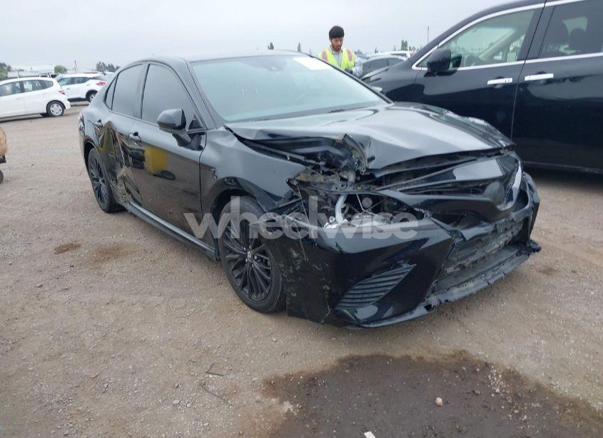 2019 Toyota Camry SE (VIN 4T1B11HK7KU210863) main photo