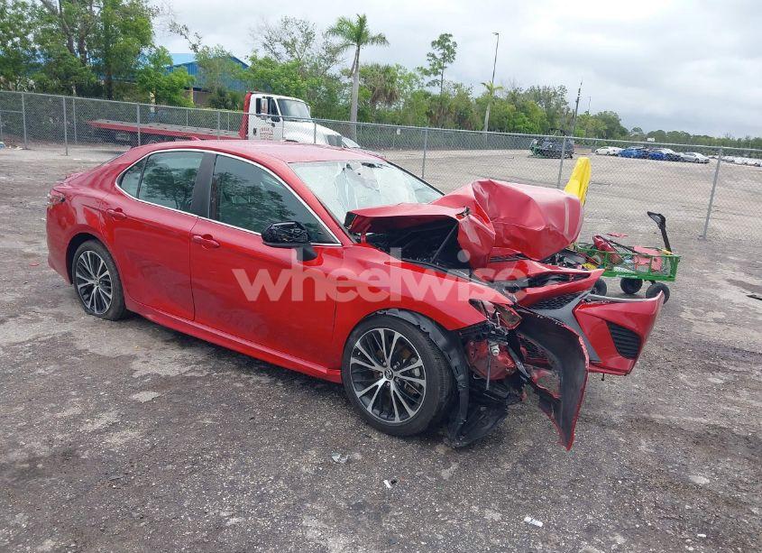 2019 Toyota Camry SE (VIN 4T1B11HK7KU257715) main photo