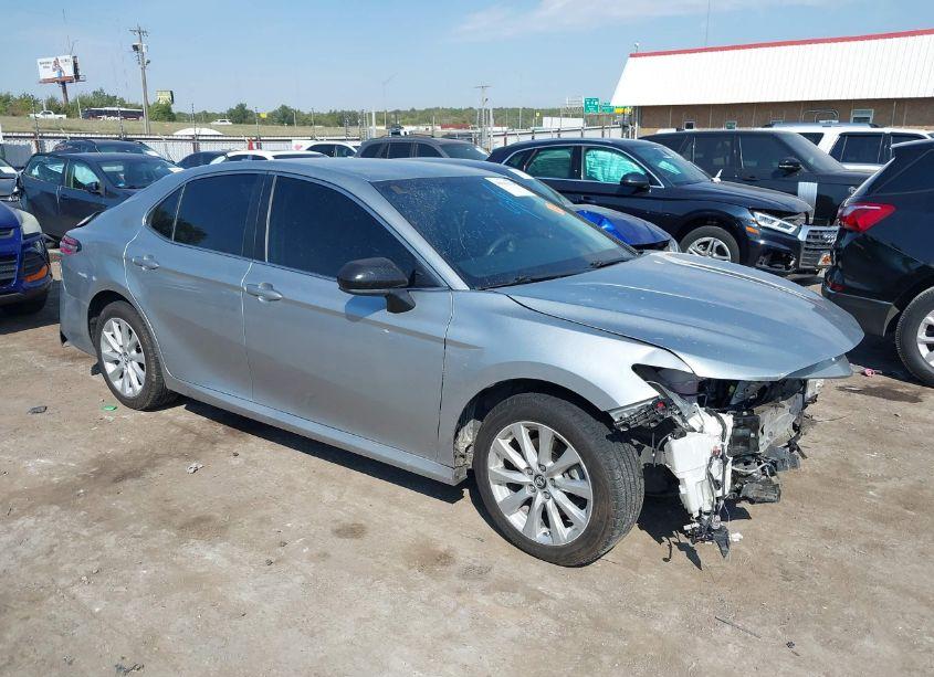 2019 Toyota Camry LE (VIN 4T1B11HK7KU266785) main photo