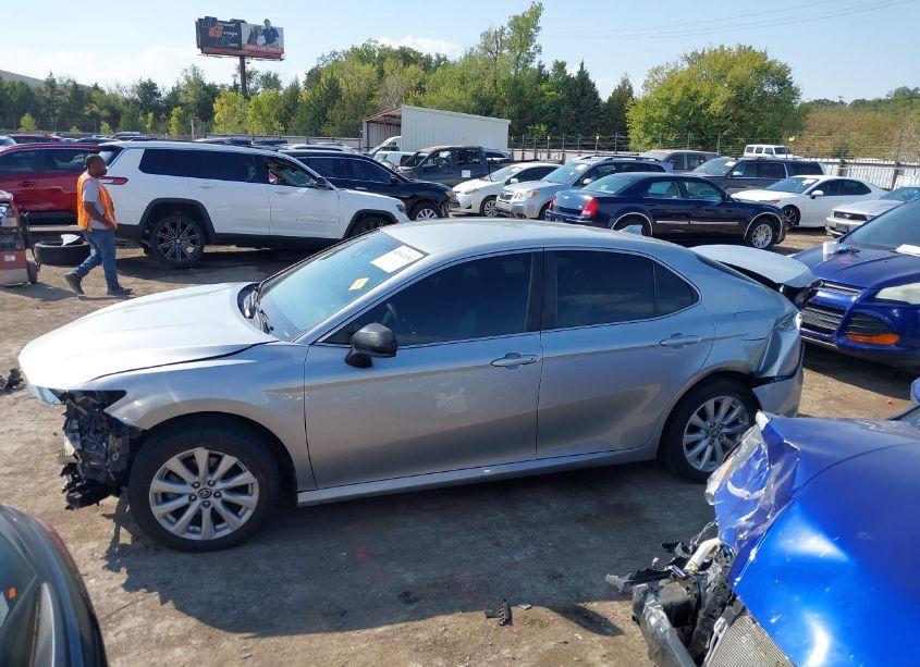 Photo 15 of 2019 Toyota Camry LE (VIN 4T1B11HK7KU266785)