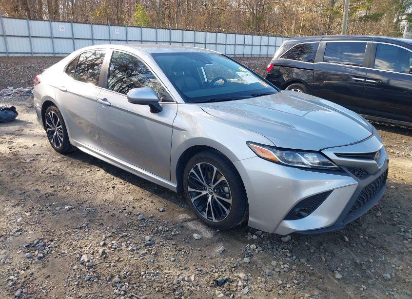 2019 Toyota Camry SE (VIN 4T1B11HK7KU299950) main photo