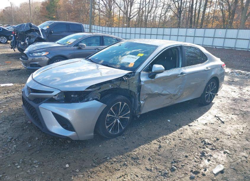 Photo 2 of 2019 Toyota Camry SE (VIN 4T1B11HK7KU299950)