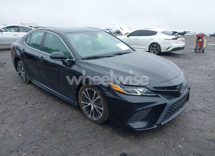 2019 Toyota Camry SE (VIN 4T1B11HK7KU681167) main photo