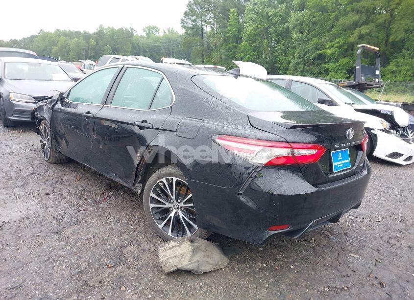 Photo 3 of 2019 Toyota Camry SE (VIN 4T1B11HK7KU681167)