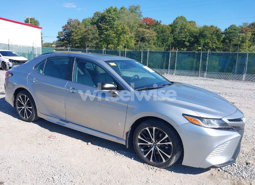 2019 Toyota Camry SE (VIN 4T1B11HK7KU682349) main photo