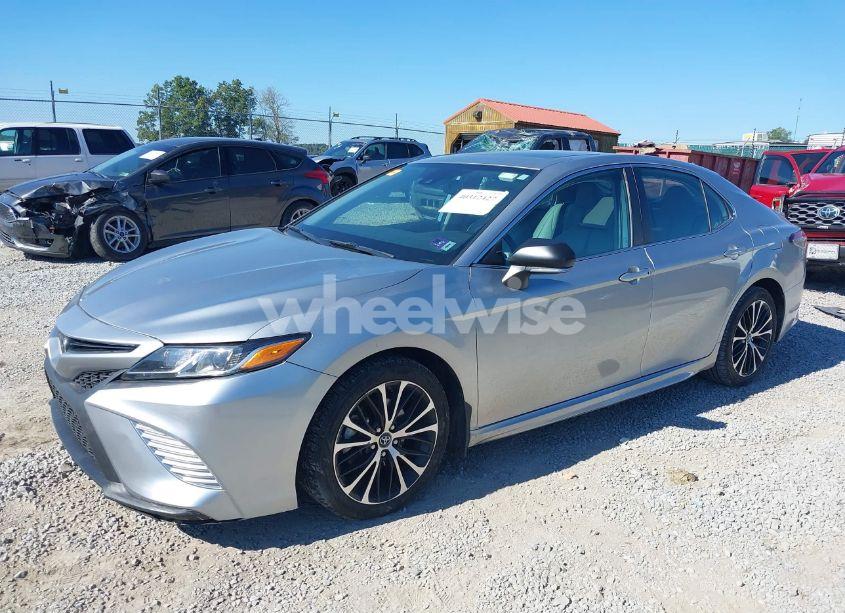 Photo 2 of 2019 Toyota Camry SE (VIN 4T1B11HK7KU682349)