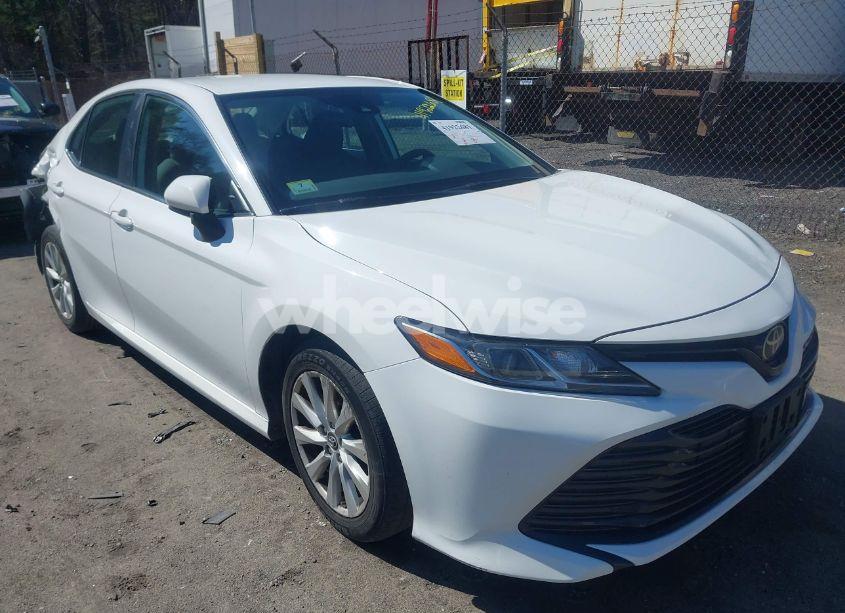 2019 Toyota Camry LE (VIN 4T1B11HK7KU689737) main photo