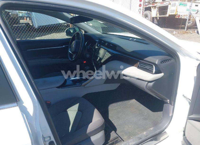 Photo 5 of 2019 Toyota Camry LE (VIN 4T1B11HK7KU689737)