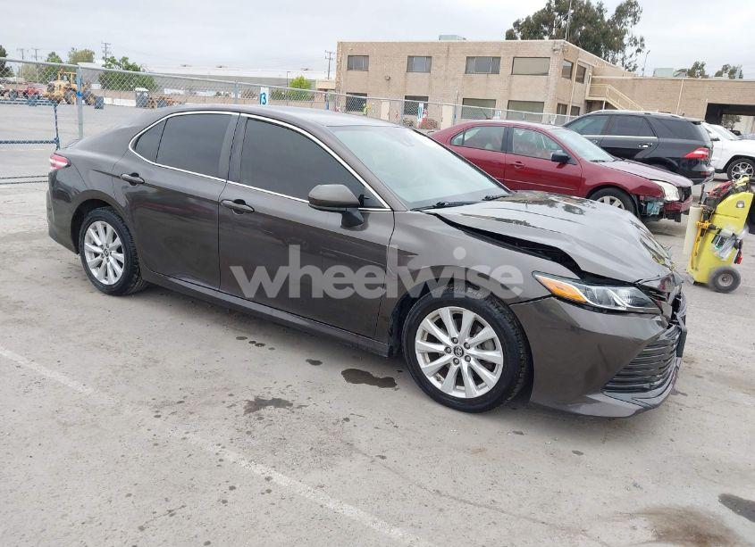 2019 Toyota Camry LE (VIN 4T1B11HK7KU702244) main photo