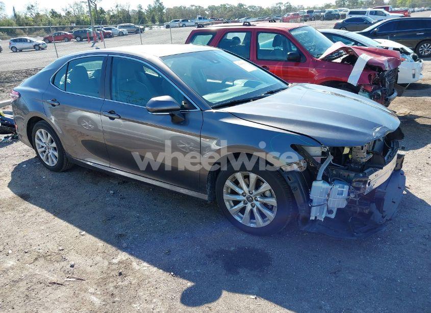 2019 Toyota Camry LE (VIN 4T1B11HK7KU716953) main photo