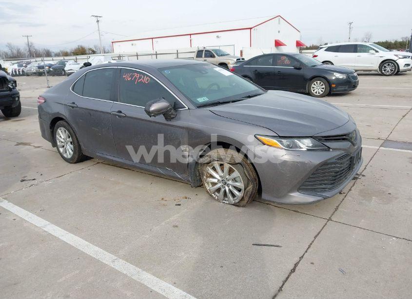 2019 Toyota Camry LE (VIN 4T1B11HK7KU759723) main photo