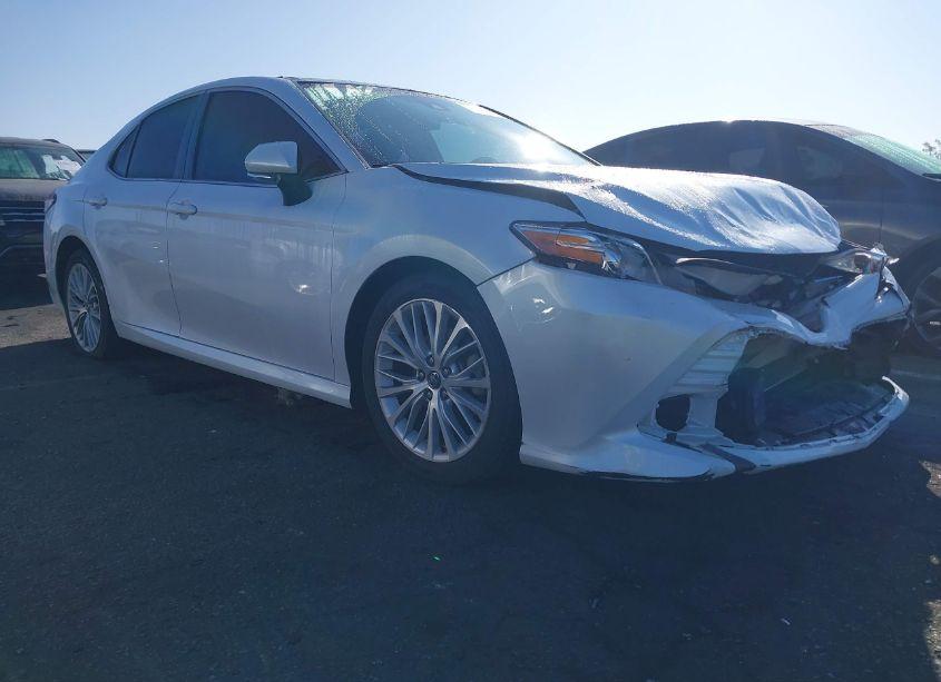 2019 Toyota Camry XLE (VIN 4T1B11HK7KU789014) main photo