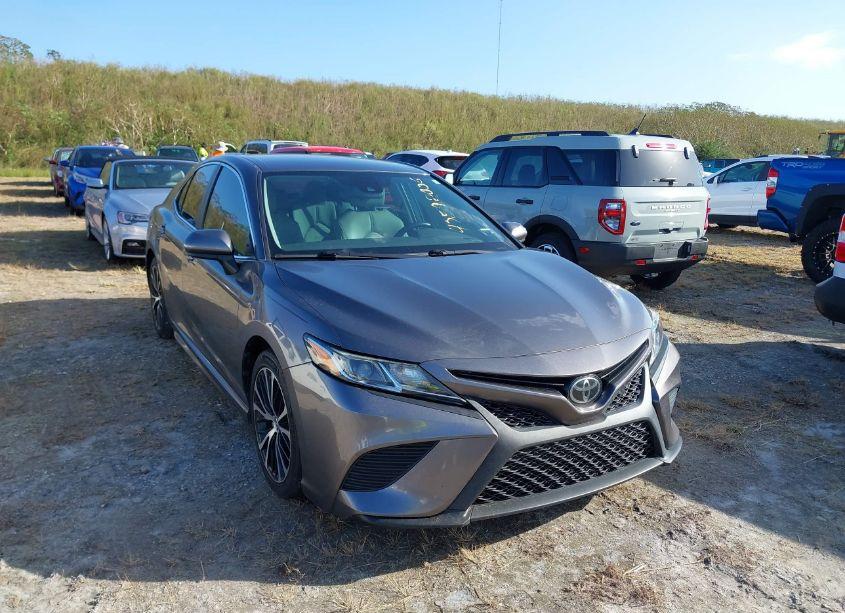 2019 Toyota Camry SE (VIN 4T1B11HK7KU794911) main photo