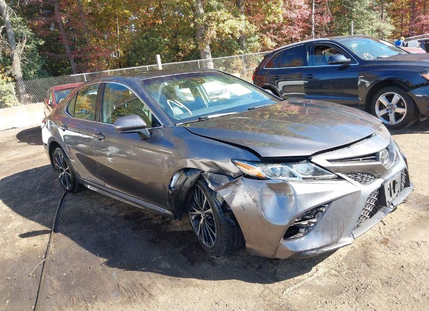 2019 Toyota Camry SE (VIN 4T1B11HK7KU822044) main photo