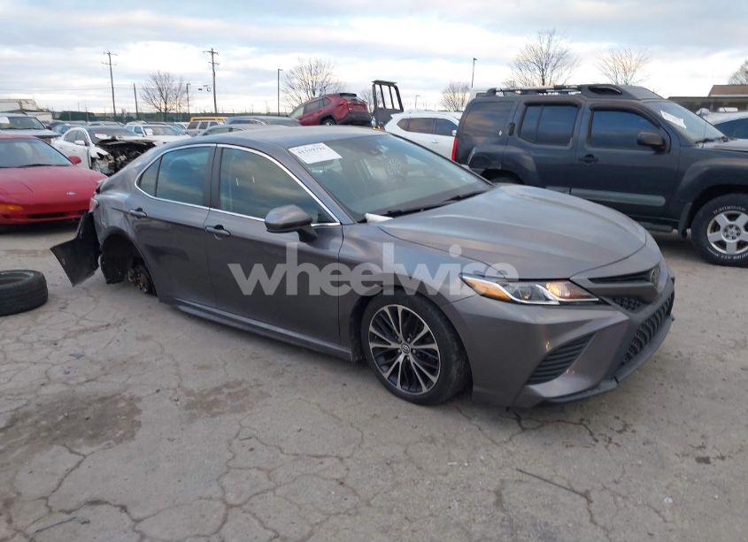 2019 Toyota Camry SE (VIN 4T1B11HK7KU834825) main photo