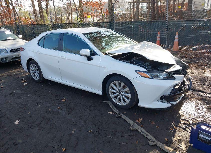 2019 Toyota Camry LE (VIN 4T1B11HK7KU854802) main photo