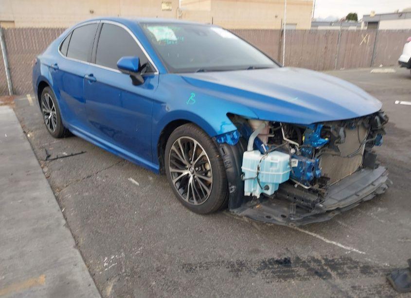 2018 Toyota Camry SE (VIN 4T1B11HK8JU011898) main photo