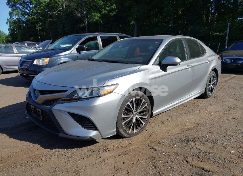 Photo 2 of 2018 Toyota Camry SE (VIN 4T1B11HK8JU014347)
