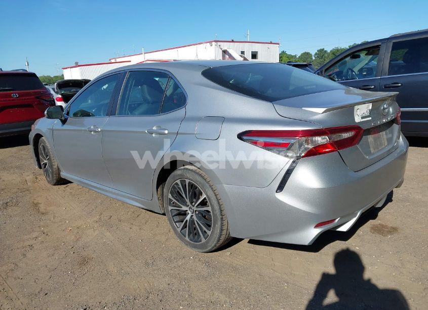 Photo 3 of 2018 Toyota Camry SE (VIN 4T1B11HK8JU014347)