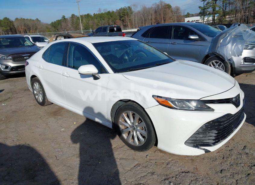 2018 Toyota Camry SE (VIN 4T1B11HK8JU041452) main photo