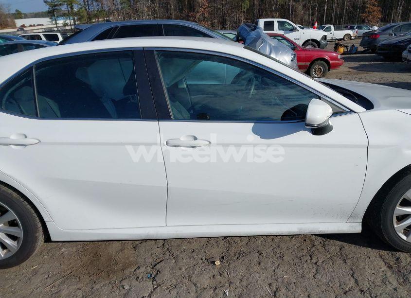 Photo 13 of 2018 Toyota Camry SE (VIN 4T1B11HK8JU041452)