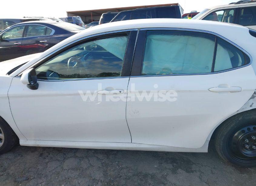 Photo 14 of 2018 Toyota Camry SE (VIN 4T1B11HK8JU041452)