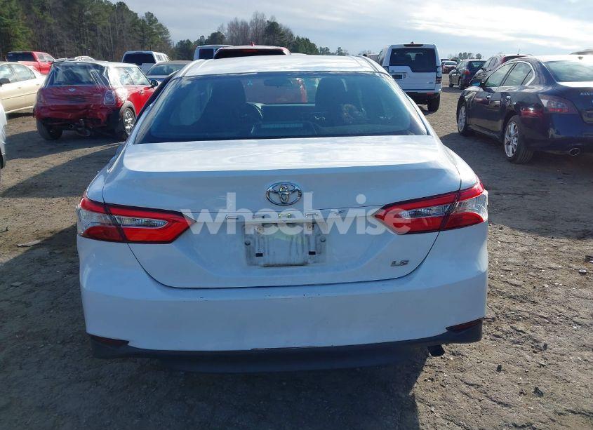 Photo 16 of 2018 Toyota Camry SE (VIN 4T1B11HK8JU041452)