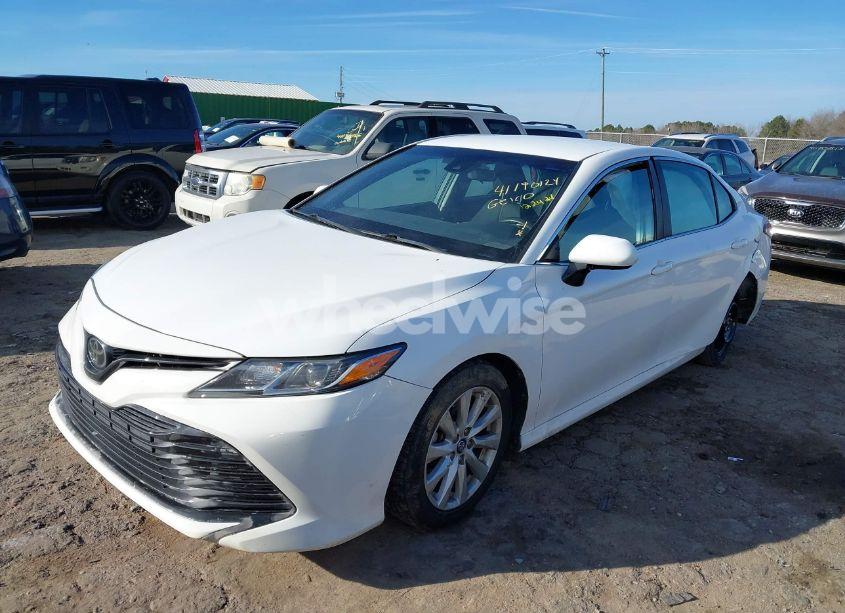 Photo 2 of 2018 Toyota Camry SE (VIN 4T1B11HK8JU041452)