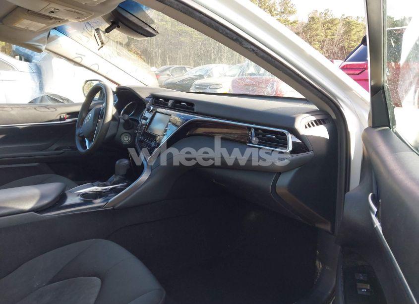 Photo 5 of 2018 Toyota Camry SE (VIN 4T1B11HK8JU041452)