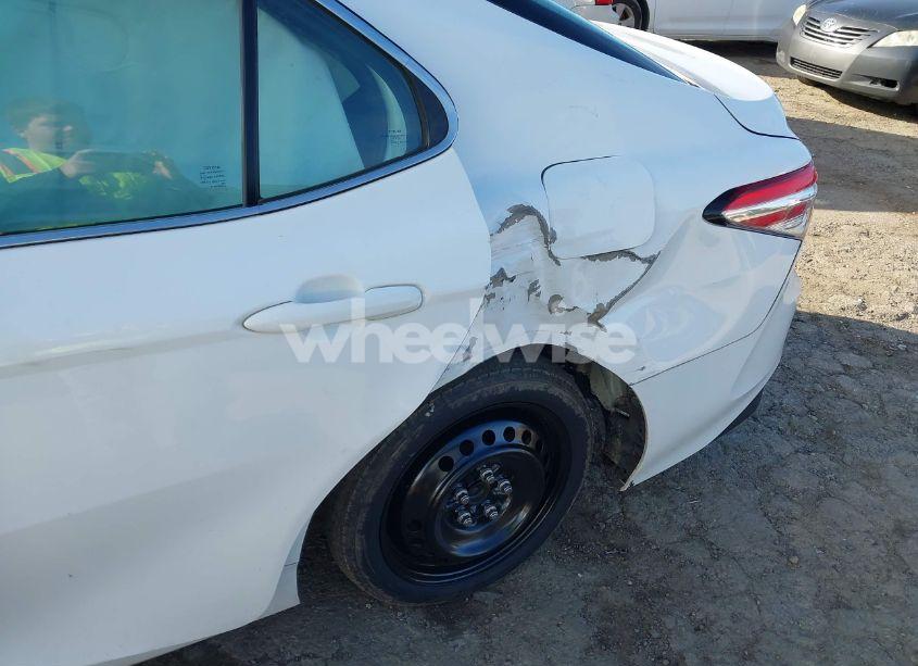 Photo 6 of 2018 Toyota Camry SE (VIN 4T1B11HK8JU041452)