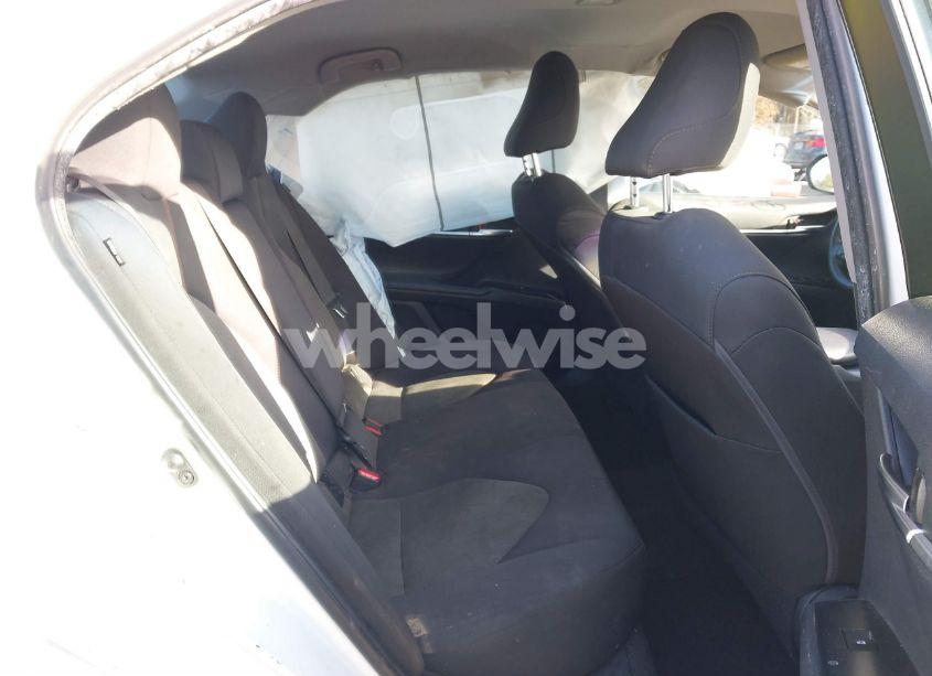 Photo 8 of 2018 Toyota Camry SE (VIN 4T1B11HK8JU041452)