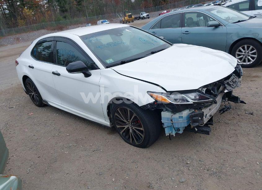 2018 Toyota Camry SE (VIN 4T1B11HK8JU042438) main photo