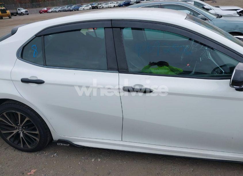 Photo 13 of 2018 Toyota Camry SE (VIN 4T1B11HK8JU042438)