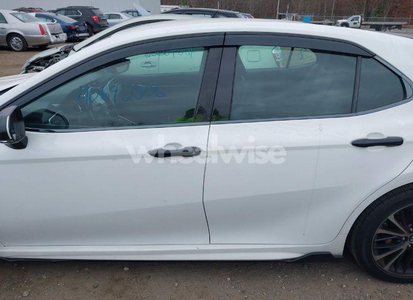 Photo 14 of 2018 Toyota Camry SE (VIN 4T1B11HK8JU042438)