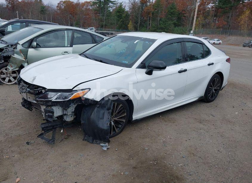 Photo 2 of 2018 Toyota Camry SE (VIN 4T1B11HK8JU042438)