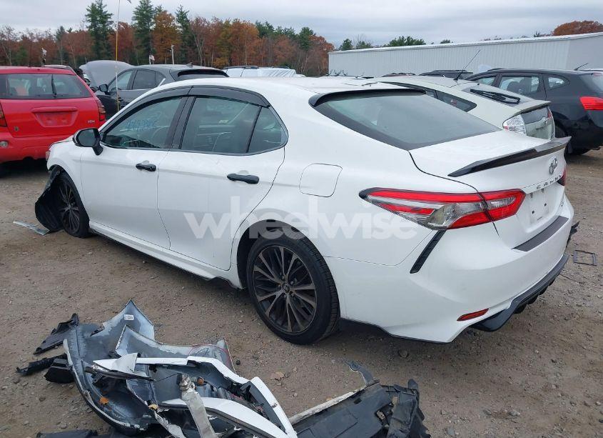 Photo 3 of 2018 Toyota Camry SE (VIN 4T1B11HK8JU042438)